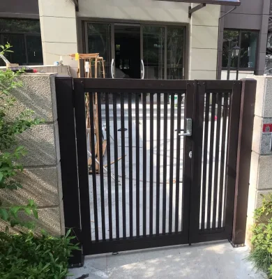 Les doubles portes battantes en aluminium en métal extérieur résidentiel conçoivent la porte principale décorative de gril en fonte d'aluminium de jardin extérieur